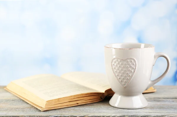 Tasse de thé et livre — Photo