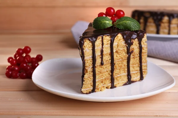 Schokoladenkuchen auf dem Tisch — Stockfoto