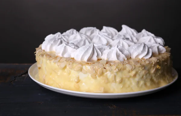 Leckerer hausgemachter Baiser-Kuchen auf Holztisch, auf grauem Hintergrund — Stockfoto