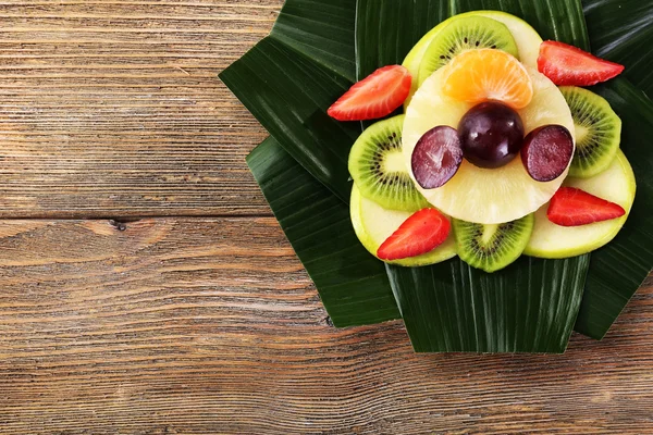 Postre de fruta sobre hoja verde sobre mesa — Foto de Stock