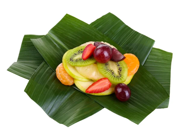 Postre de fruta sobre hoja verde aislado sobre blanco — Foto de Stock