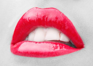 Kırmızı parlak dudaklar