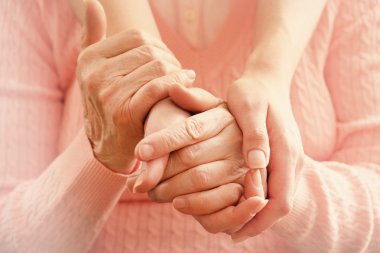 Yardım eden eller, yaşlı kavramına dikkat edin.