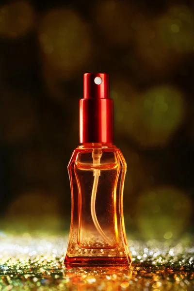 Perfume feminino em bela garrafa no fundo brilhante festivo — Fotografia de Stock
