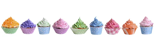 Deliciosos cupcakes aislados en blanco — Foto de Stock
