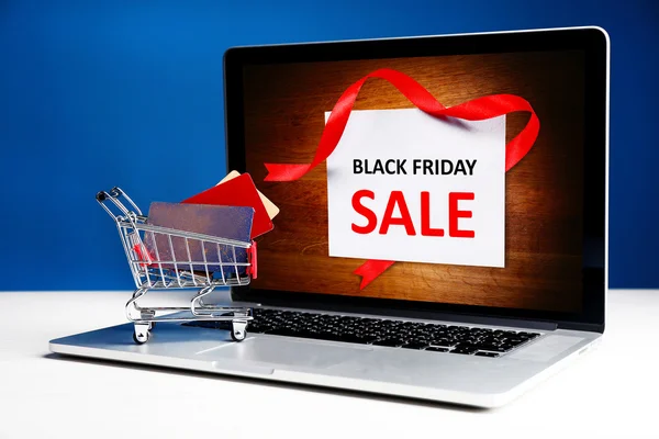 Carduri de credit în coș de cumpărături și laptop, Black Friday Vânzare concept — Fotografie, imagine de stoc