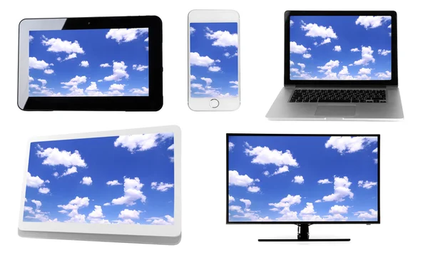 Monitores, ordenador portátil, tableta y teléfono con fondo de pantalla de cielo en pantallas en collage aislado en blanco — Foto de Stock