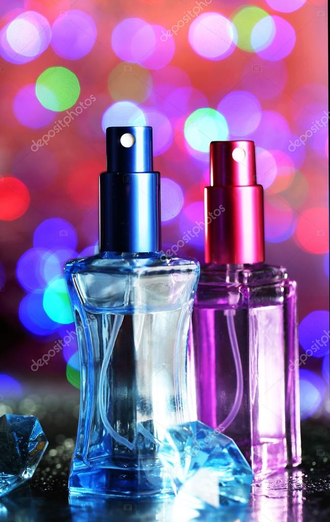 Damenparfüm in schönen Flaschen auf festlich glänzendem Hintergrund -  Stockfotografie: lizenzfreie Fotos © belchonock 61522463