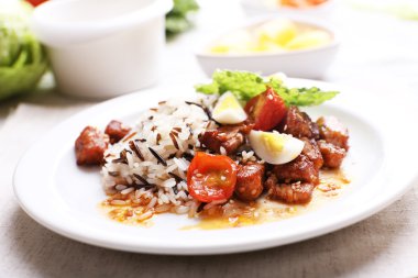 Lezzetli pirinç masaya servis yakın çekim