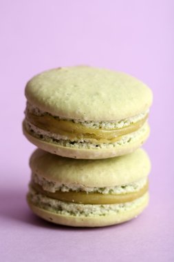 Renk arka plan üzerinde yumuşak renkli macaroons