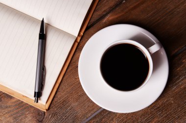 Kahve tabağı ile defter üzerinde