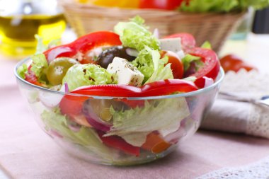 Çatal ve sebzeli cam tabakta Yunan salatası