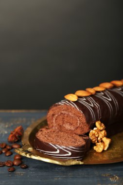 Koyu arka plan üzerinde ahşap masa lezzetli rulo pasta