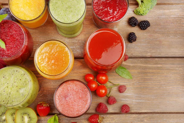 ahşap masa üstünde lezzetli taze suyu bir bardak.