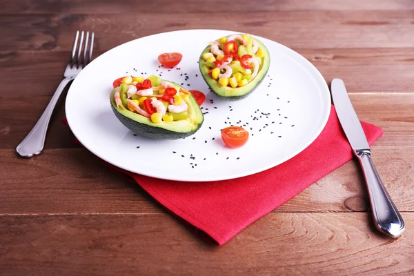 Heerlijke salade met avocado op plaat tabel close-up — Stockfoto