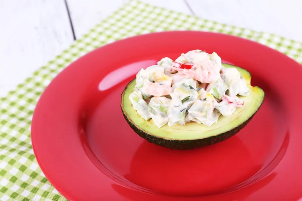 Heerlijke salade met avocado op plaat tabel close-up — Stockfoto