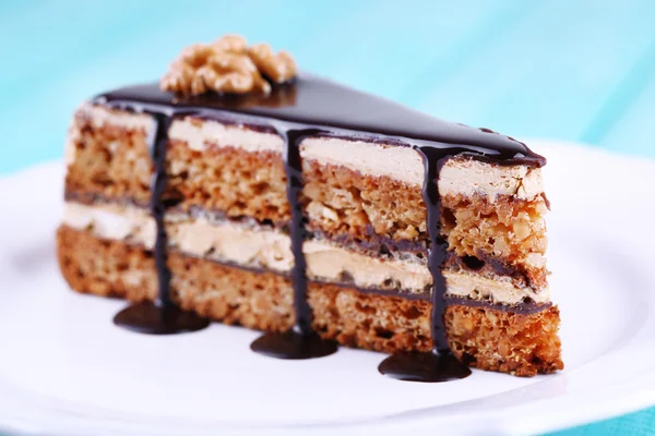 Köstlicher Schokoladenkuchen auf dem Teller in Großaufnahme — Stockfoto