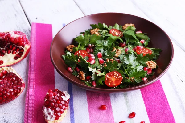 Salade fraîche avec légumes verts, grenat et épices sur la table close-up — Photo