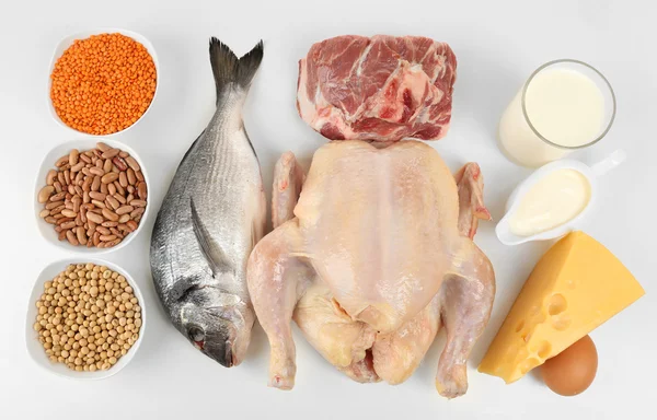화이트에 고립 된 단백질에서 높은 음식 — 스톡 사진