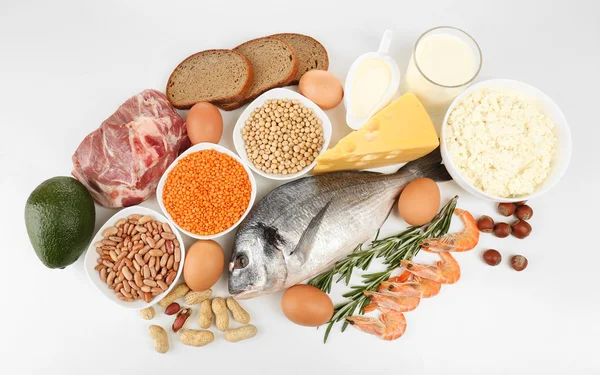 Voedsel hoog in proteine geïsoleerd op wit — Stockfoto