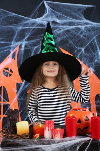 Kleines Mädchen Hexe mit Hut auf halloween Dekorationen Hintergrund — Stockfoto