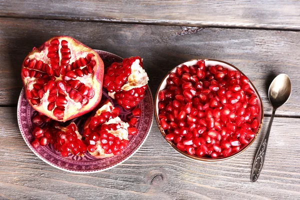 Mooie compositie met sappige granaatappel zaden, op oude houten tafel — Stockfoto