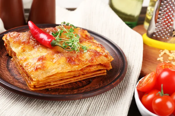 Porzione di gustose lasagne in tavola — Foto Stock