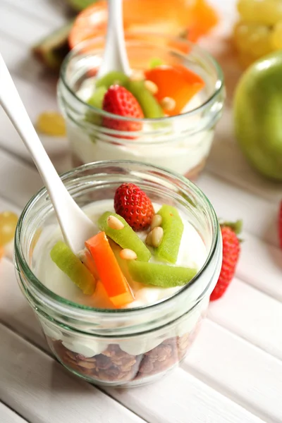 Gezonde dessert met muesli en fruit op tafel — Stockfoto