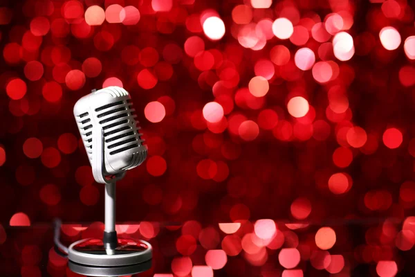 Srebrny mikrofon na czerwono — Zdjęcie stockowe