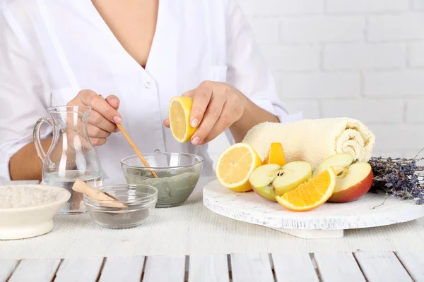 Kosmetikerin fertigt kosmetische Gesichtsmasken, Nahaufnahme — Stockfoto