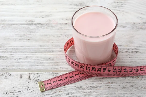 Vaso de cóctel dietético con cinta métrica sobre fondo de mesa de madera de color —  Fotos de Stock