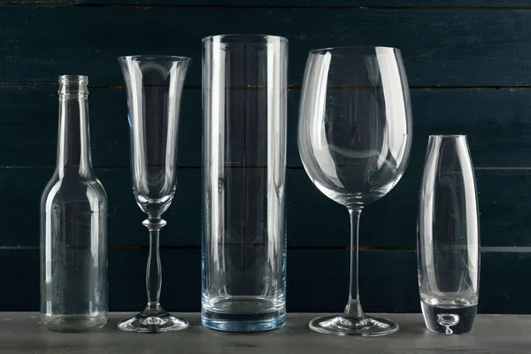 Різні скляні посуд на дерев'яному фоні темного кольору — стокове фото