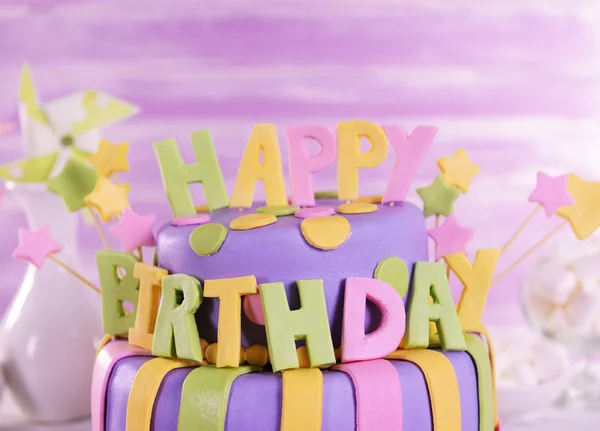 Delicioso bolo de aniversário — Fotografia de Stock