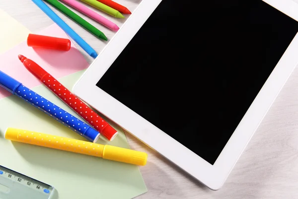 Tablet PC with colorful markers on desktop background — Stock Photo, Image