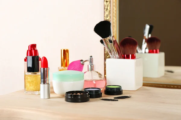 ドレッシング テーブルにさまざまな化粧品をクローズ アップ — ストック写真