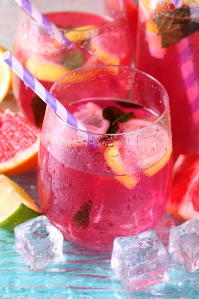 Roze limonade in glazen en werper op lichte achtergrond — Stockfoto