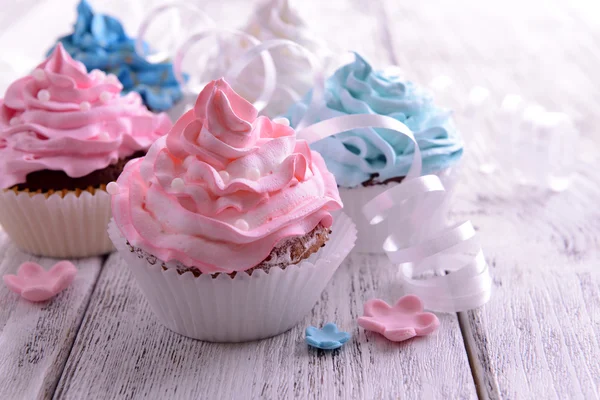 Deliciosos cupcakes na mesa close-up — Fotografia de Stock