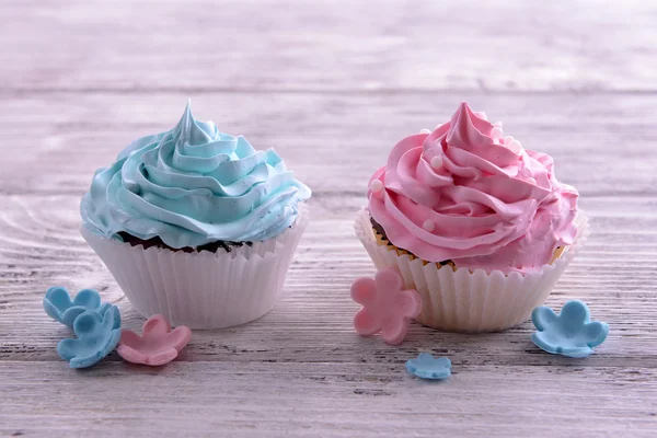 Deliciosos cupcakes na mesa close-up — Fotografia de Stock