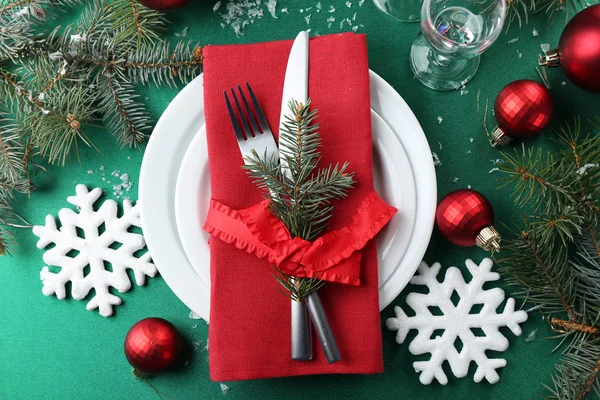 Stylish red, green and white Christmas table setting — Stock Photo, Image