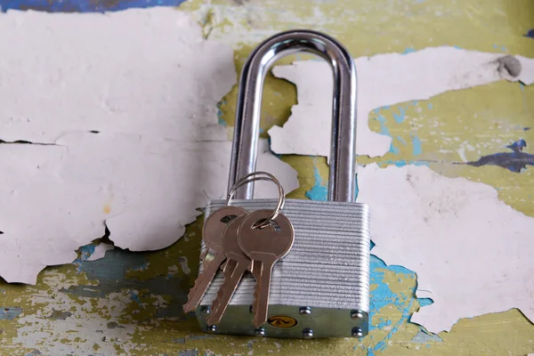 Padlock with keys on wooden background — Stock Photo, Image
