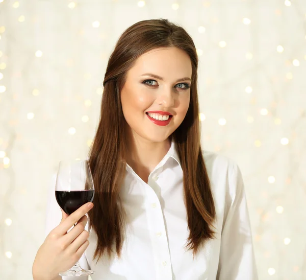 Ragazza sorridente con bicchiere di vino su sfondo luci — Foto Stock