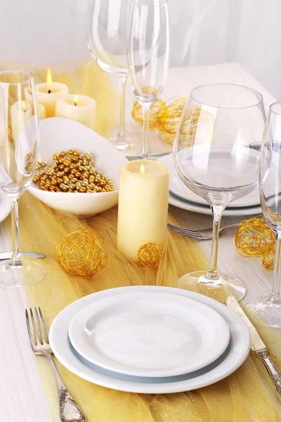 Beautiful holiday table setting in white and gold color — Stock Photo, Image