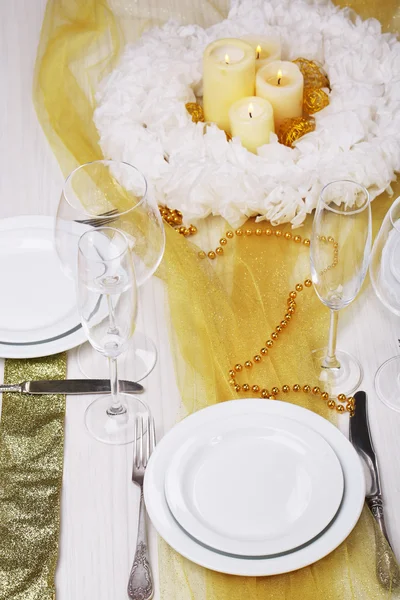 Schöne Festtagstisch-Dekoration in weiß und gold — Stockfoto