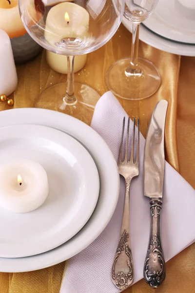 Beautiful holiday table setting in white and gold color — Stock Photo, Image