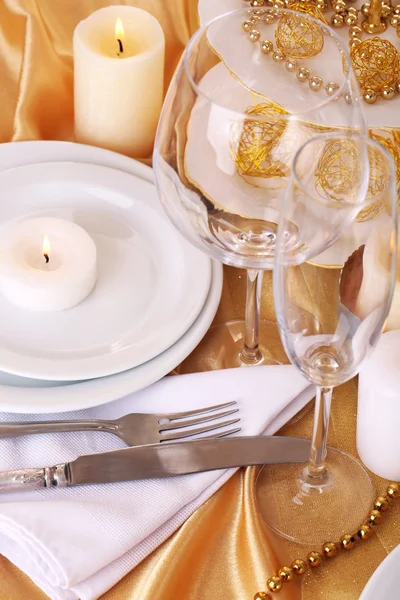 Прекрасный праздничный стол в белом и золотом цвете — стоковое фото