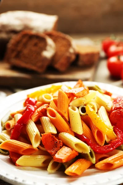 意面沙拉配辣椒、 胡萝卜、 西红柿上木桌背景 — 图库照片