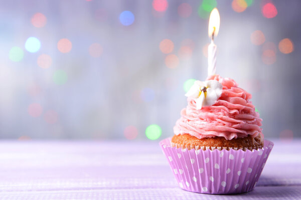 Delicioso cupcake de cumpleaños en la mesa sobre fondo claro — Imagen de stock Delicioso cupcake de cumpleaños en la mesa sobre fondo claro Imágenes De Stock Sin Royalties Gratis