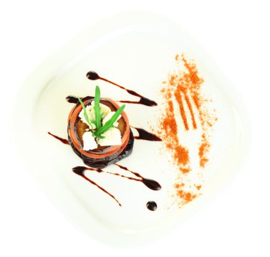 Beyaz izole domates ve beyaz peynirli Patlıcan salatası