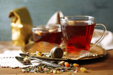 Ahşap masa üzerinde bitki çayı ile güzel vintage kompozisyon