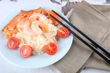 Haşlanmış pirinç ve karides, somon ahşap arka plan üzerinde plaka üzerinde